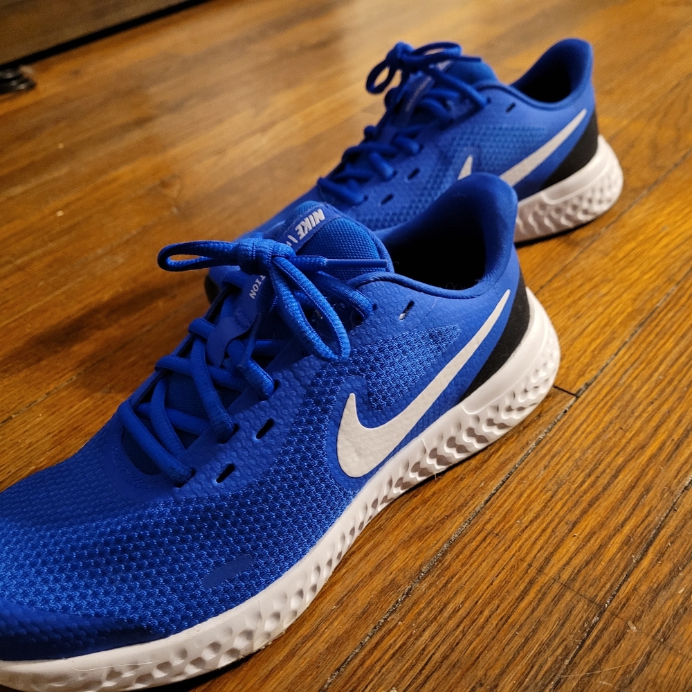 Nike revolution women size 8/youth size 6